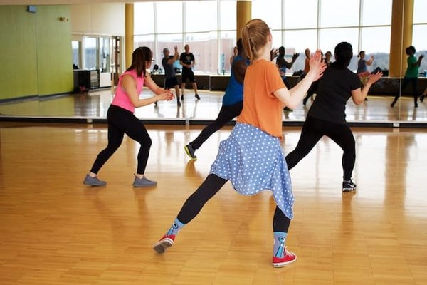 Exercices d'aérobic sportifs : Guide ultime pour s'entraîner à domicile et booster sa forme