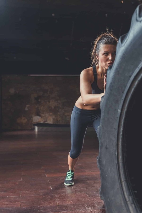 Quels sont les éléments clés à intégrer dans un programme de crossfit pour optimiser la performance ?